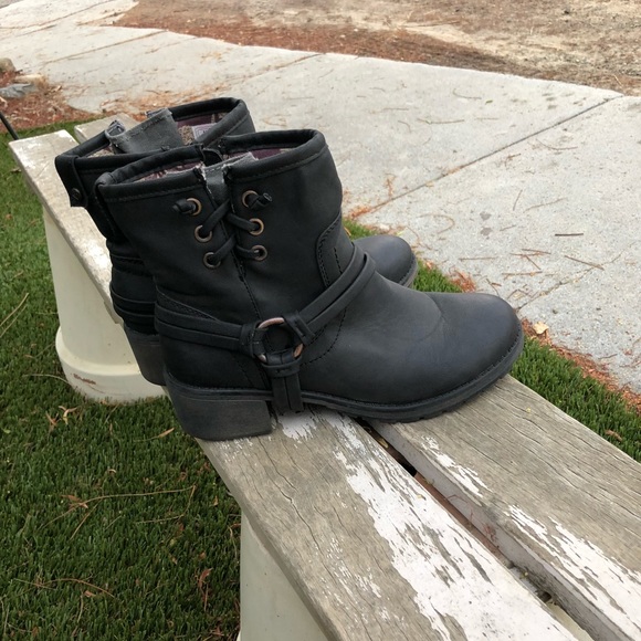 Cute Roxy Ankle Boots with fun detail! - Picture 1 of 6